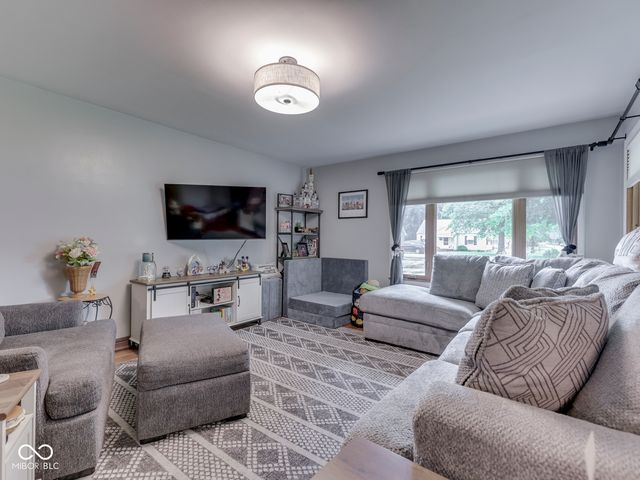 1504 McClure Road, Columbus, IN 47201