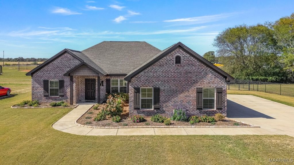 143 Summer Loop, Deatsville, AL 36022