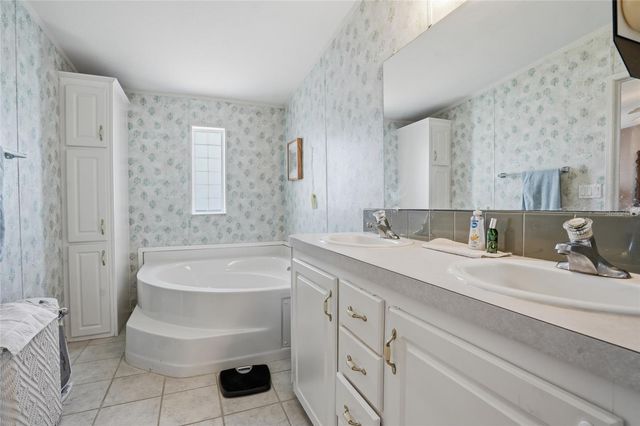 37613 NEUKOM AVENUE, Zephyrhills, FL 33541