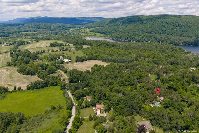 15 Horseshoe Lane, Millerton, NY 12546
