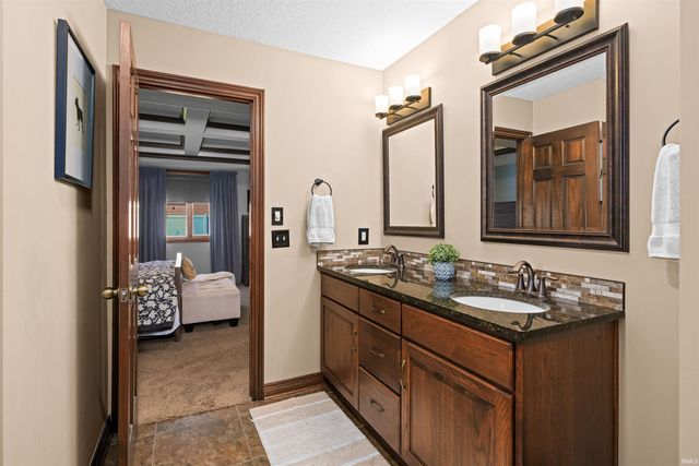 1544 VINTNERS Way, Fort Wayne, IN 46845