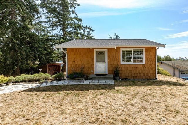 1002 Carl Avenue, Oak Harbor, WA 98277
