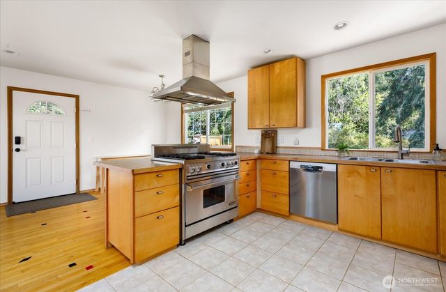 1002 Carl Avenue, Oak Harbor, WA 98277