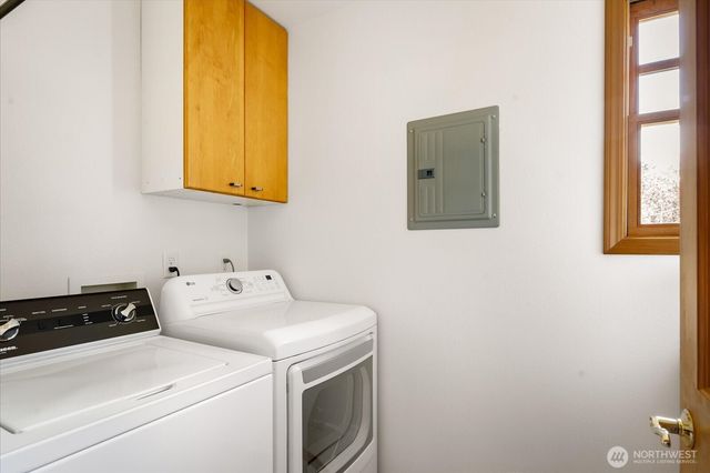 1002 Carl Avenue, Oak Harbor, WA 98277