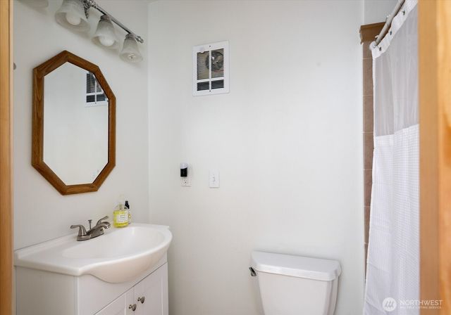 1002 Carl Avenue, Oak Harbor, WA 98277