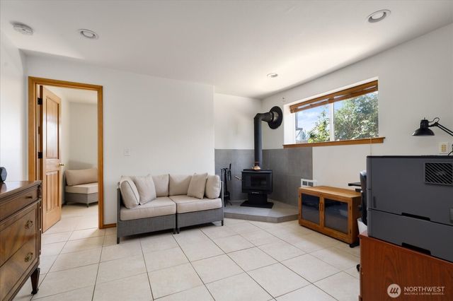 1002 Carl Avenue, Oak Harbor, WA 98277