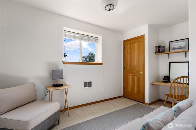 1002 Carl Avenue, Oak Harbor, WA 98277