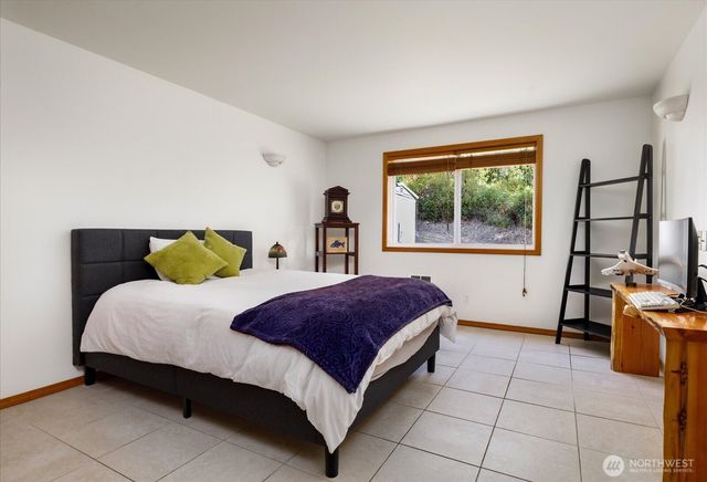 1002 Carl Avenue, Oak Harbor, WA 98277