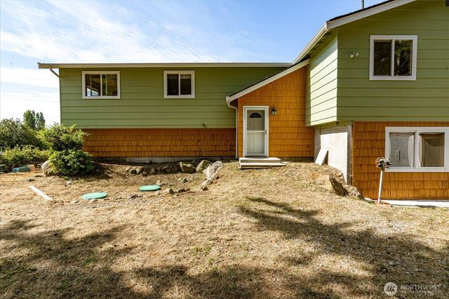 1002 Carl Avenue, Oak Harbor, WA 98277