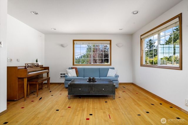 1002 Carl Avenue, Oak Harbor, WA 98277