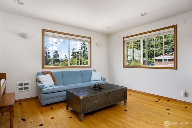 1002 Carl Avenue, Oak Harbor, WA 98277