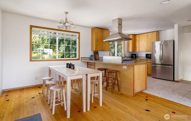 1002 Carl Avenue, Oak Harbor, WA 98277