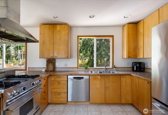 1002 Carl Avenue, Oak Harbor, WA 98277