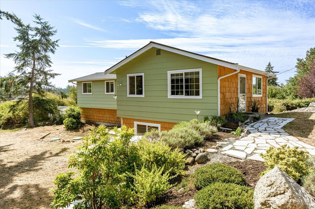1002 Carl Avenue, Oak Harbor, WA 98277