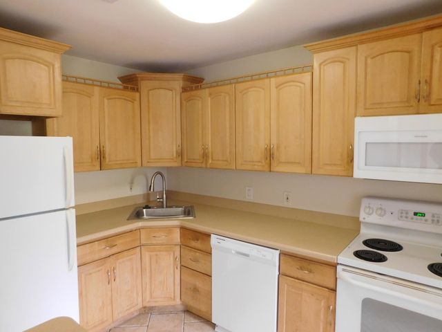 32005 W 12 Mile Road 206, Farmington Hills, MI 48334
