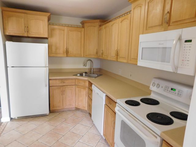 32005 W 12 Mile Road 206, Farmington Hills, MI 48334