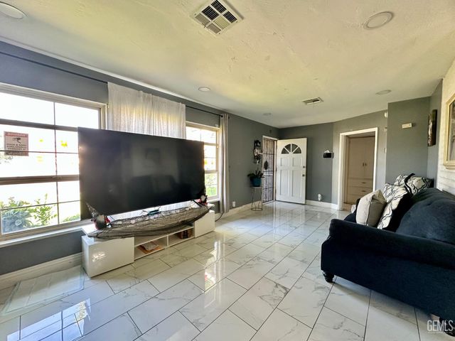 2021 Belle Terrace, Bakersfield, CA 93304