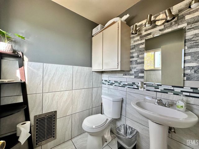 2021 Belle Terrace, Bakersfield, CA 93304