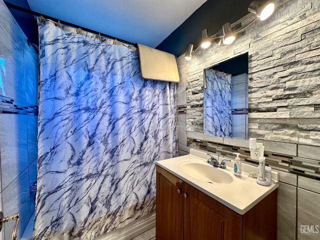 2021 Belle Terrace, Bakersfield, CA 93304