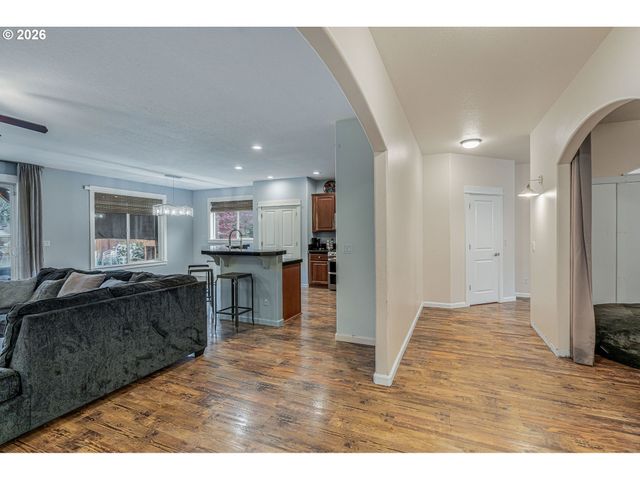 221 E 16TH St, Lafayette, OR 97127
