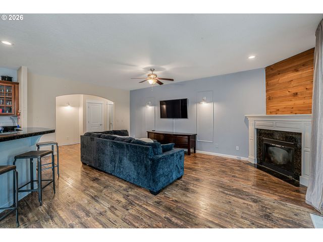 221 E 16TH St, Lafayette, OR 97127