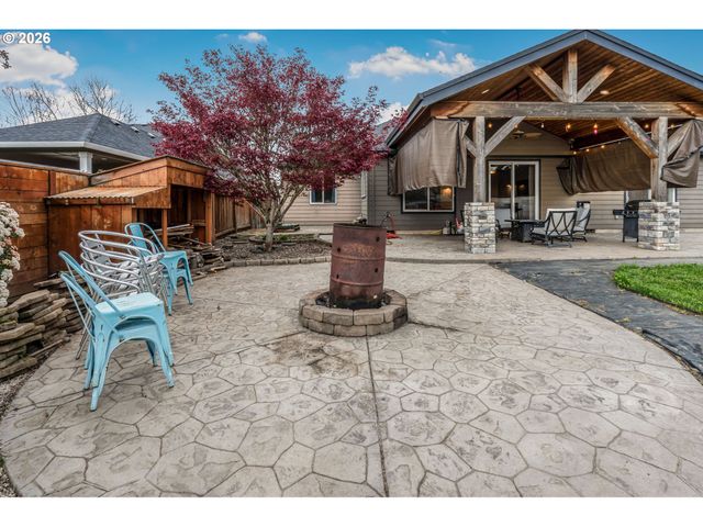 221 E 16TH St, Lafayette, OR 97127