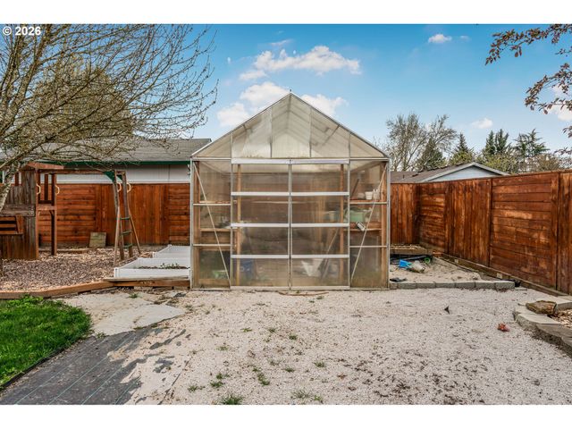 221 E 16TH St, Lafayette, OR 97127