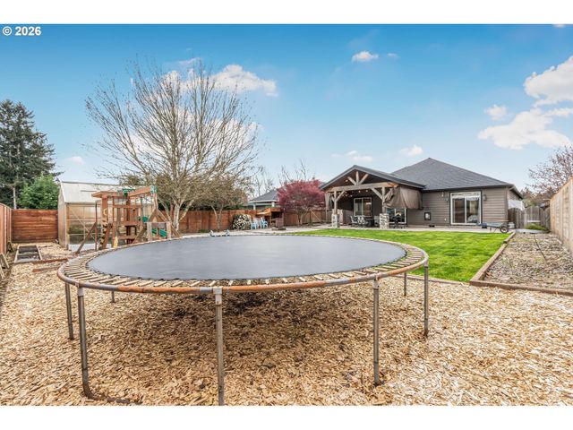 221 E 16TH St, Lafayette, OR 97127