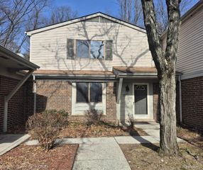 26728 Farmbrook Villa Drive, Southfield, MI 48034