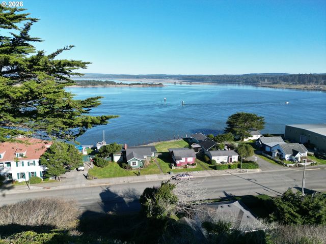 360 2ND St, Bandon, OR 97411