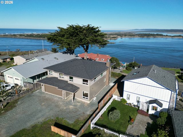 360 2ND St, Bandon, OR 97411