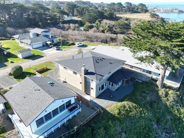 360 2ND St, Bandon, OR 97411