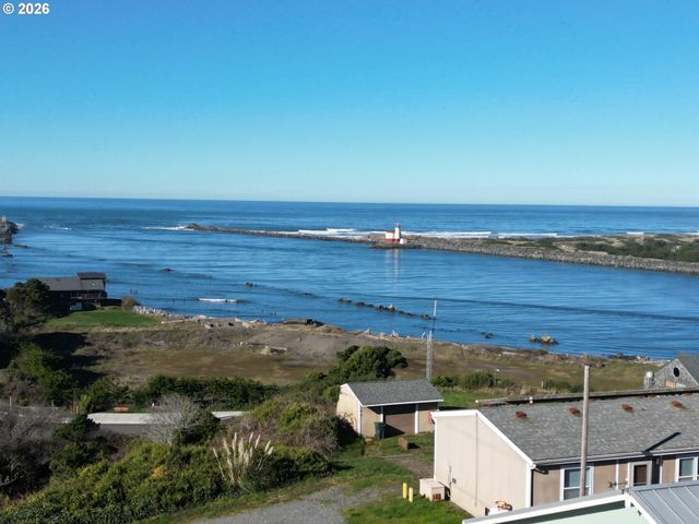 360 2ND St, Bandon, OR 97411