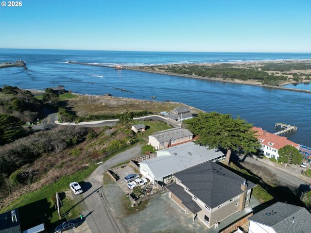 360 2ND St, Bandon, OR 97411