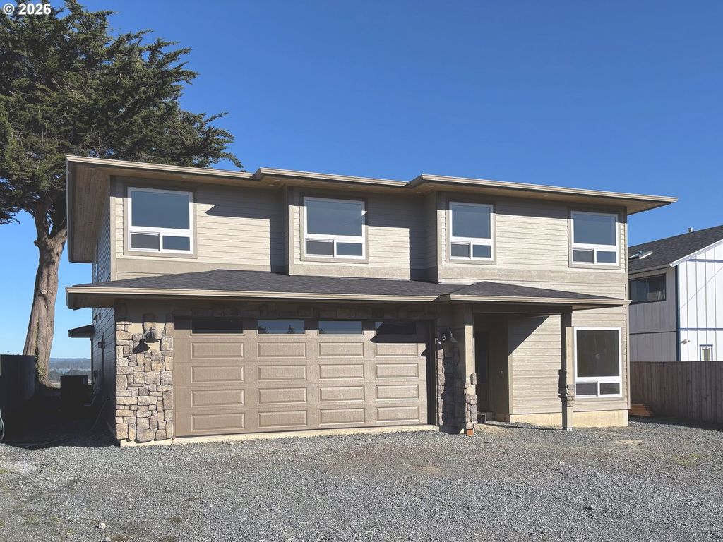 360 2ND St, Bandon, OR 97411