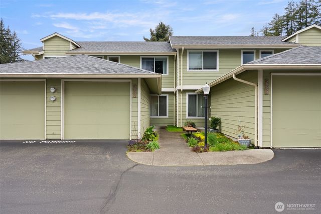 3931 NW Fairway Lane, Bremerton, WA 98312