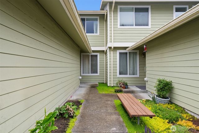 3931 NW Fairway Lane, Bremerton, WA 98312