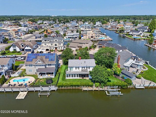 33 Freeman Court, Toms River, NJ 08753