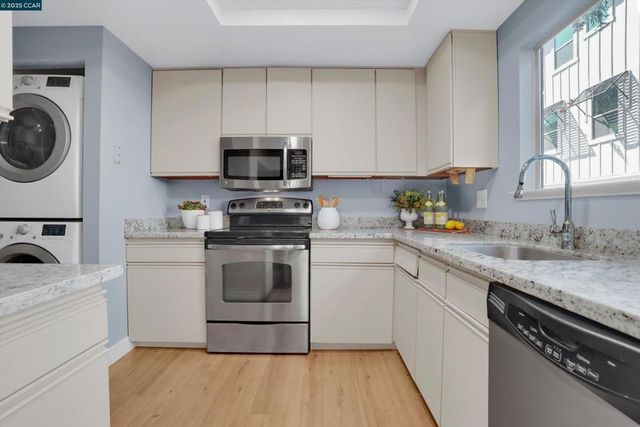 2725 Oak Rd, Walnut Creek, CA 94597