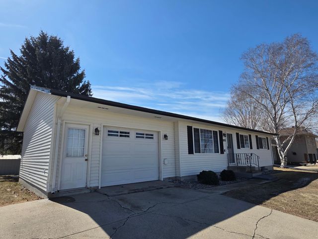 2713 4th Avenue S, Moorhead, MN 56560