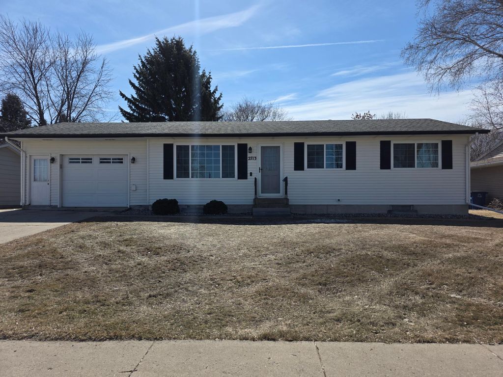 2713 4th Avenue S, Moorhead, MN 56560