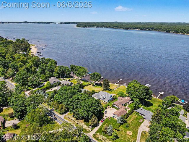 5118 S Shore Drive, Whitehall, MI 49461