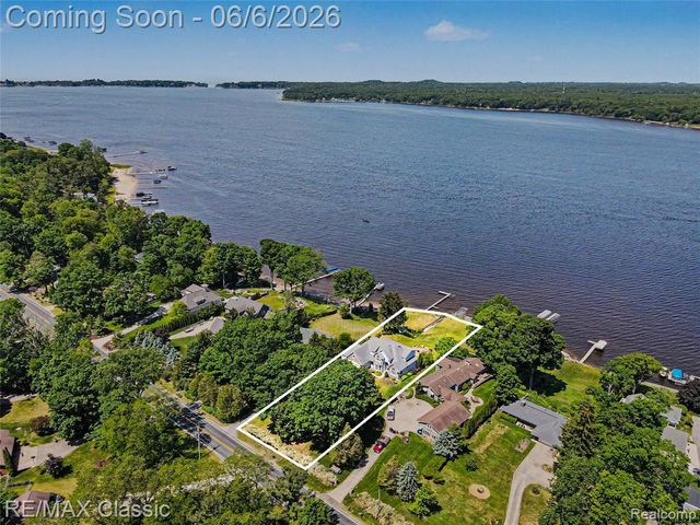 5118 S Shore Drive, Whitehall, MI 49461