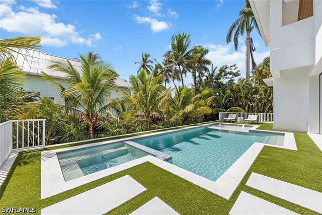 493 8th AVE S, Naples, FL 34102