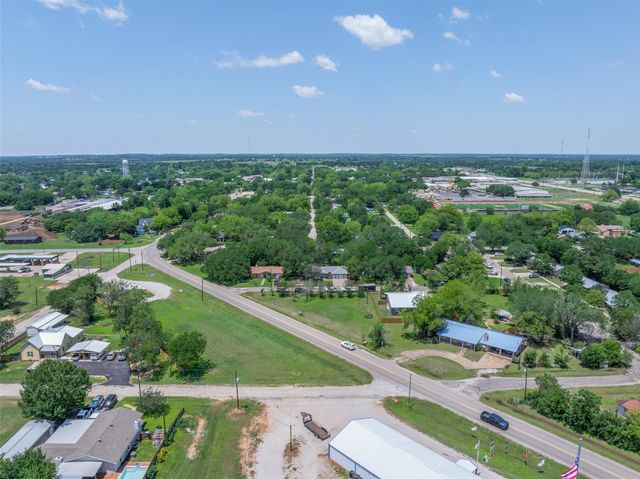312 Holcombe DR, Lexington, TX 78947