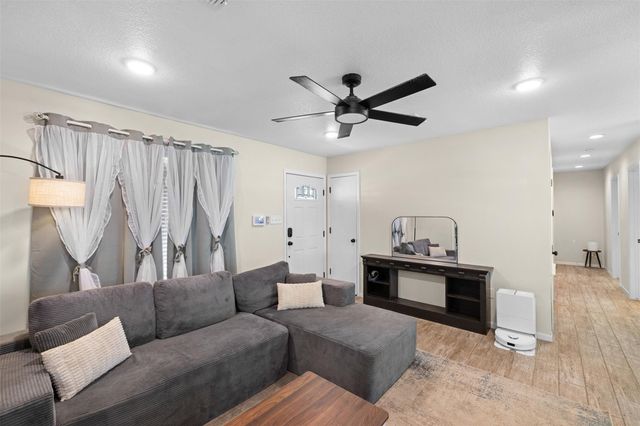 312 Holcombe DR, Lexington, TX 78947