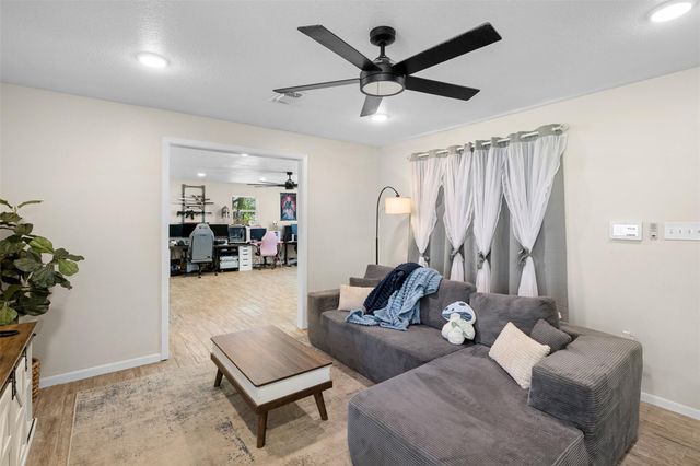 312 Holcombe DR, Lexington, TX 78947