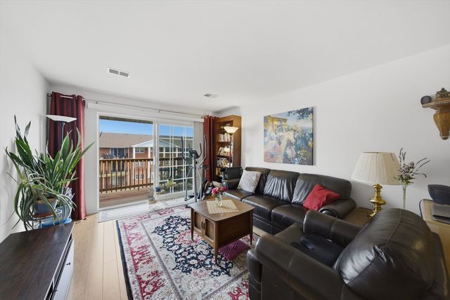 6135 W 94th Street C8, Oak Lawn, IL 60453