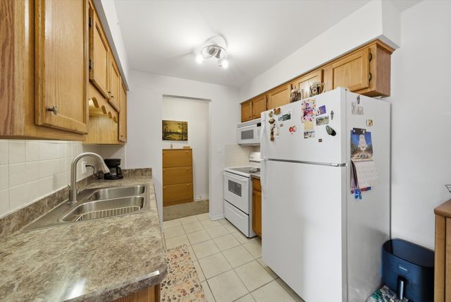 6135 W 94th Street C8, Oak Lawn, IL 60453