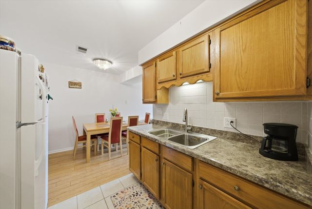6135 W 94th Street C8, Oak Lawn, IL 60453